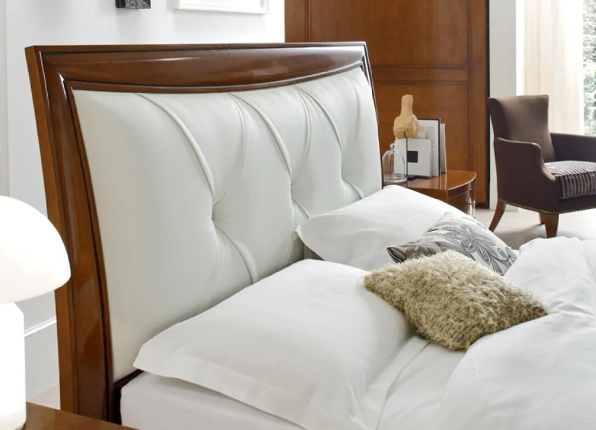 If desired, the baroque chair can also be made in different colors and fabrics in order to fit harmoniously into any room concept.